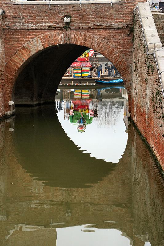 Befana riflessa nel canale.jpg